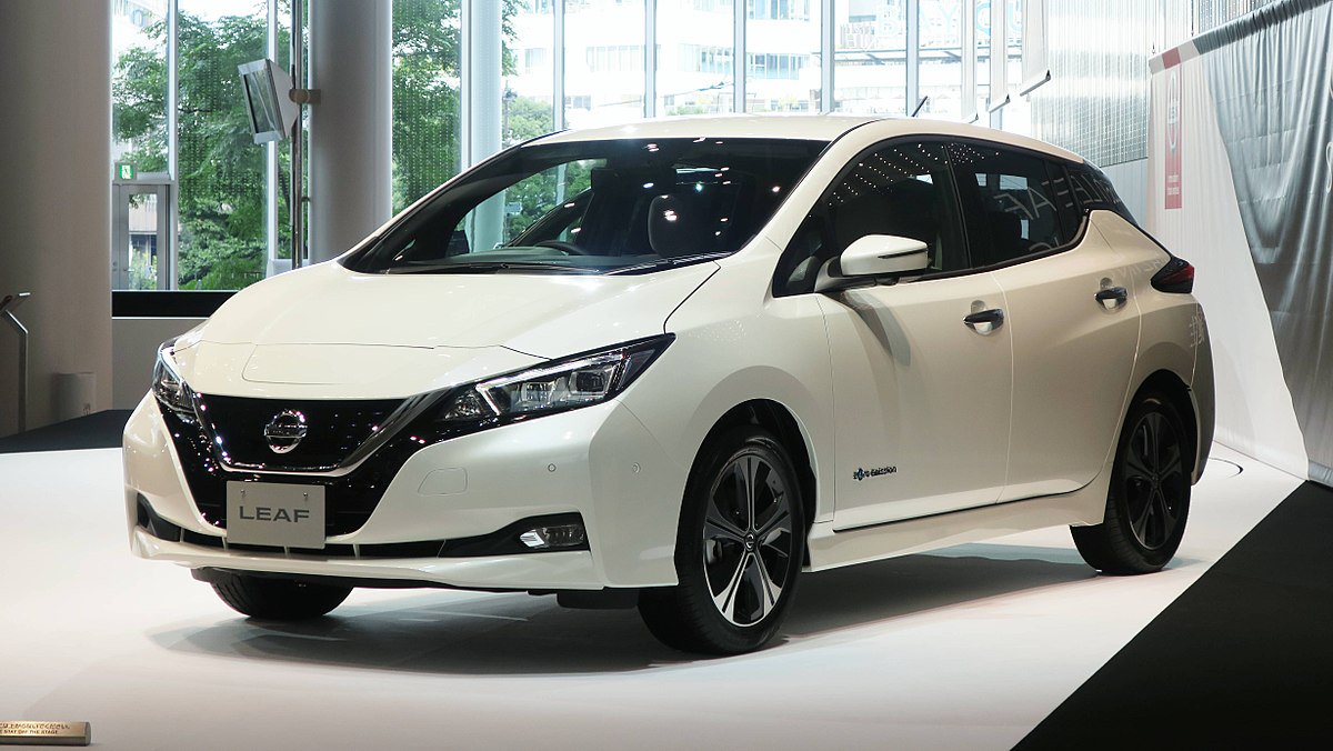 2017-08-1_NissanLeafZE1_NissanGlobalHeadquarters_Wikimedia-Qurren