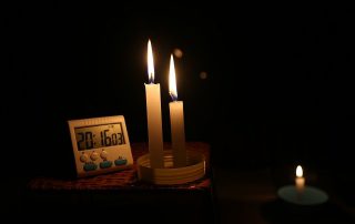 Watching the clock in a power cut (Image: gentleflamechen/Pixabay)