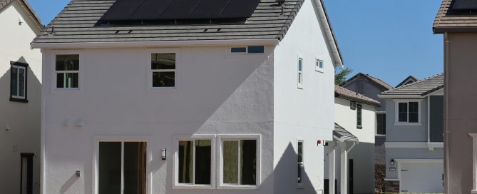 Modern Eco-Friendly Home with Solar Panels (Image: D. Goug/Pexels)
